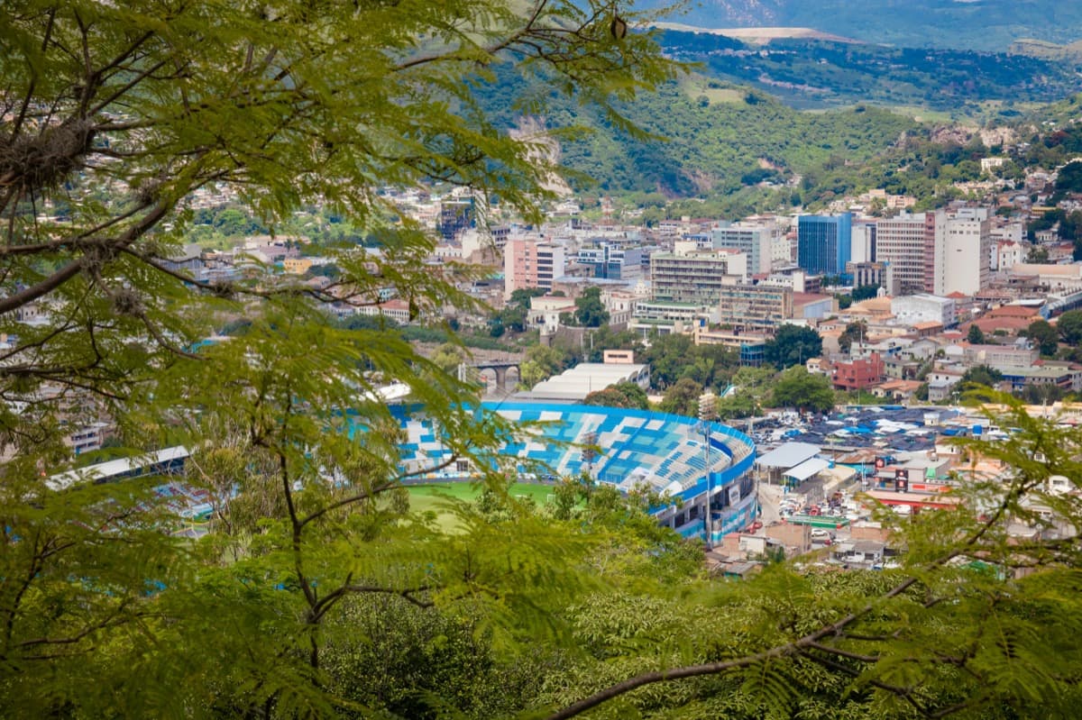 Invertir en bienes raices en Honduras: Caribe, ruinas mayas y precios de entrada minimos